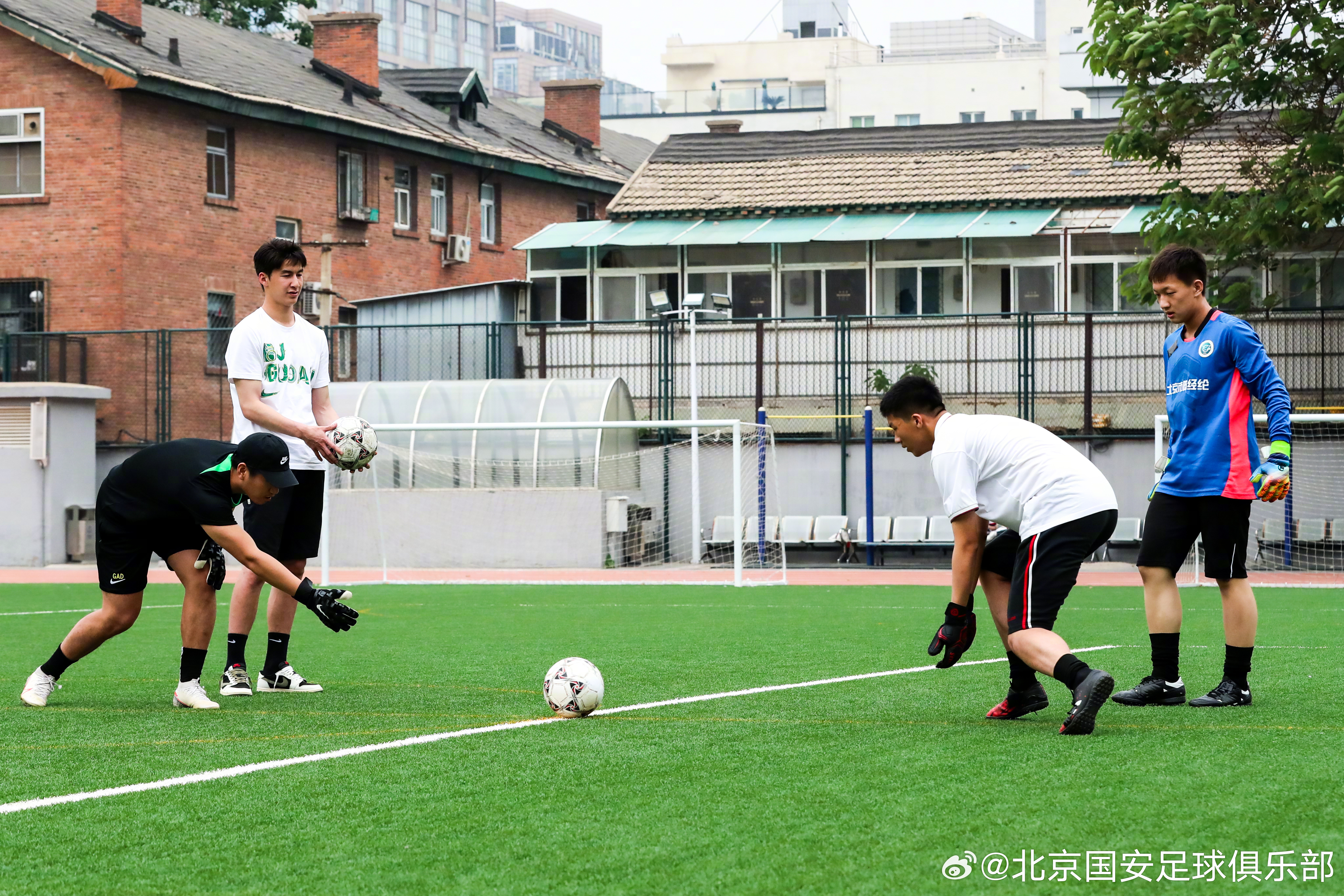 北京国安遭遇困境，教练组备战应对