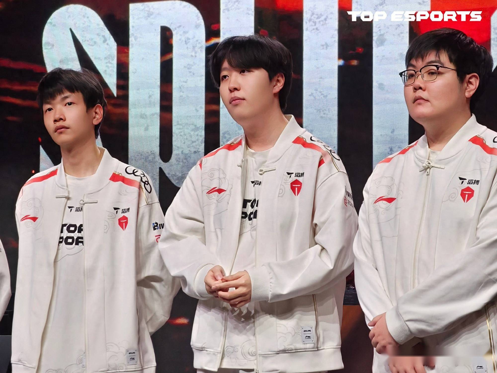 包含LOL：电竞世界杯HLE首秀！上单弱的CFO偏偏遇到了Zeus的词条