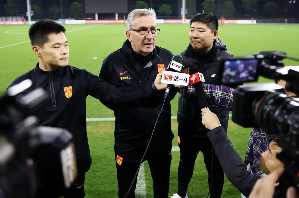 国足东亚杯新帅人选浮出水面，球迷建议高洪波助阵，期待重振旗鼓的简单介绍