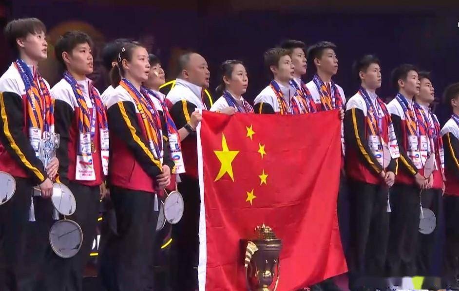 运动员纷纷登上领奖台，震撼现场